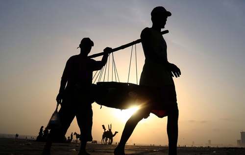 ماهیگیران در حال بازگشت از صید در بندر کراچی پاکستان/EPA