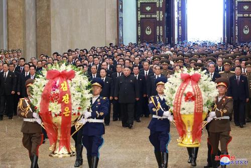 ادای احترام رهبر کره شمالی به مقبره 