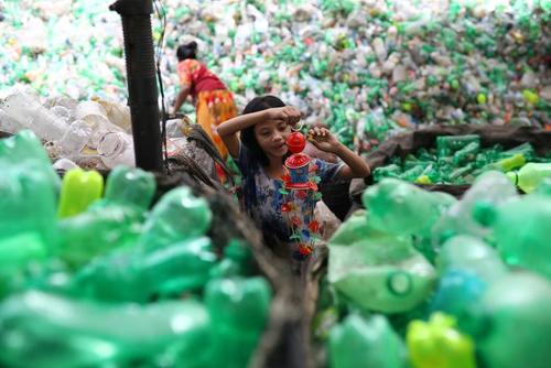 کارخانه بازیافت ظروف پلاستیکی در بنگلادش/ رویترز