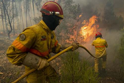 تلاش برای مهار آتش‌سوزی جنگلی در پرتغال/ آسوشیتدپرس