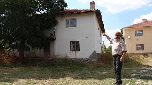 کدخدای روستای کالفات در حال نشان دادن خانه پدرجد نخست وزیر جدید بریتانیا در روستا به اهالی رسانه