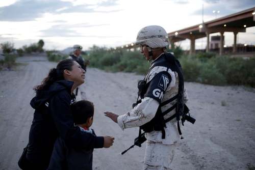 التماس مادر مهاجر کواتمالایی به گارد مرزی مکزیک برای عبور به سمت مرز ایالات متحده آمریکا / رویترز