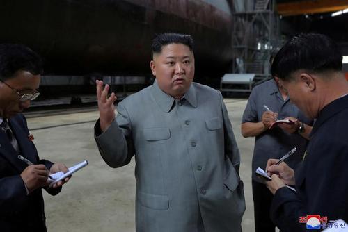 رهبر کره شمالی در حال بازدید از کارخانه ساخت زیردریایی در منطقه‌ای نامعلوم در کره شمالی/ خبرگزاری رسمی کره شمالی