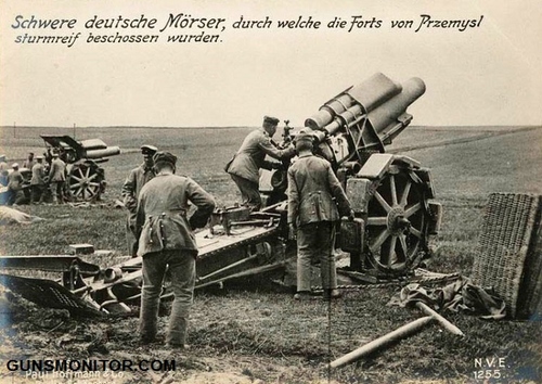 توپ های آلمانی سنگین آماده شلیک در قلعه های پرزمیسی (شهری در استان پودکارپاتسکیه، جنوب شرقی لهستان)، پیش از وقوع حمله