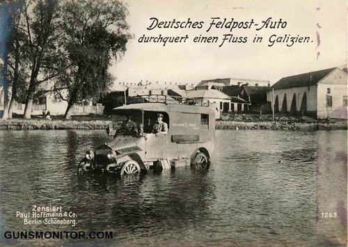 خودروی سرویس پستی ارتش آلمان در حال عبور از یک رودخانه