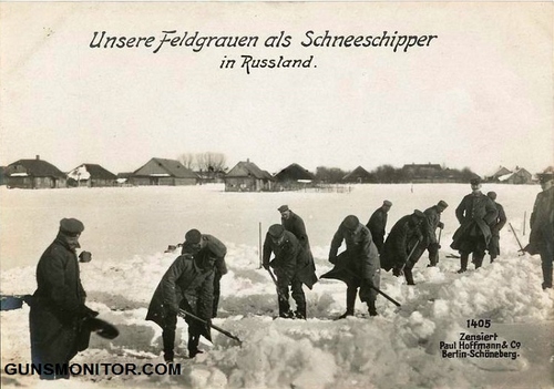 سربازان در حال برف روبی در روسیه