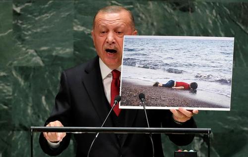 اردوغان هم در سخنرانی خود در مجمع عمومی ملل متحد دست به عکس شد. او دیروز در جریان سخنرانی خود عکس