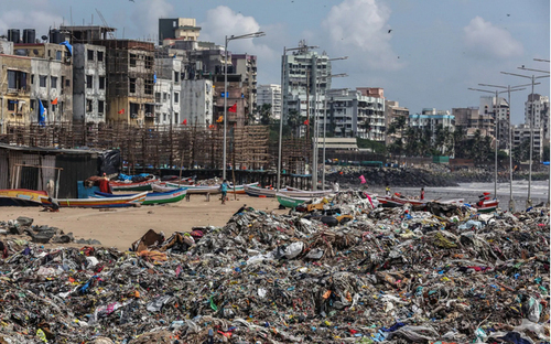 تجمیع ضایعات پلاستیکی در ساحل شهر بمبئی هند/ EPA
