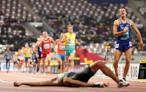 خط پایان مسابقه دو 1500 متر مردان در مسابقات جهانی دوومیدانی در دوحه قطر/ رویترز