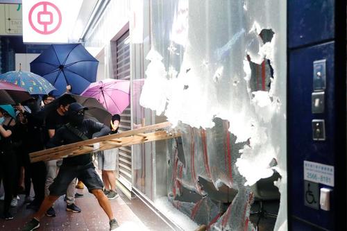 تظاهرات و آشوب بر ضد چین در هنگ کنگ/ رویترز و گتی ایمجز