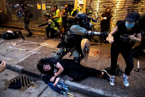 دستگیری تظاهرات کنندگان از سوی پلیس هنگ کنگ/ رویترز