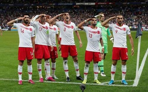 لحظه شادمانی پس از گل مساوی ترکیه به فرانسه در مقابل جایگاه طرفداران تیم ملی ترکیه