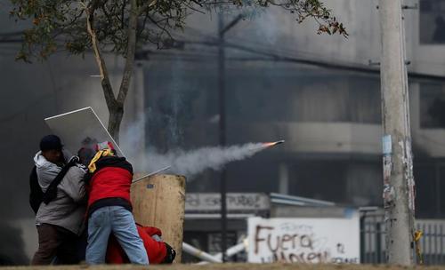 استفاده معترضان اکوادوری از سلاح‌های خانگی و دست ساز علیه پلیس ضد شورش/ رویترز