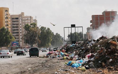 انباشته شدن زباله در کنار خیابان‌ در شهر طرابلس لیبی/ رویترز