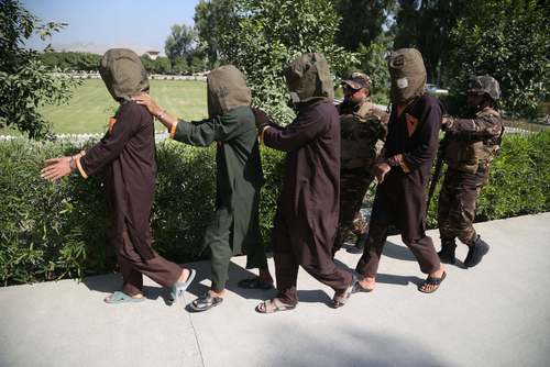 دستگیری مظنونان تروریستی در شهر جلال آباد افغانستان/ EPA