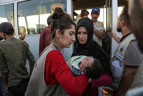  
پناهجویان کُرد سوریه به شهر دهوک (کردستان عراق) رسیدند

عکس: سفین حامد - خبرگزاری فرانسه 
 