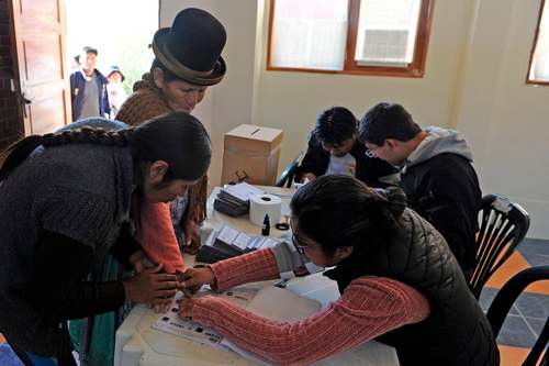 انتخابات ریاست جمهوری در بولیوی. یک حوزه رای گیری در شهر 