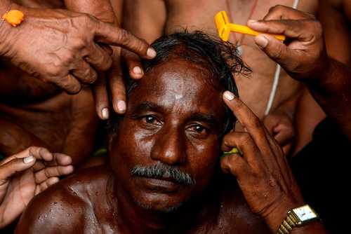 تراشیدن سر یک کشاورز هندی در جریان اعتراضات کشاورزان در شهر 