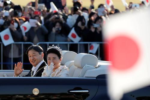 امپراتور جدید ژاپن (ناروهیتو) و همسرش در مراسم جشن به مناسبت تاجگذاری در شهر توکیو/ رویترز