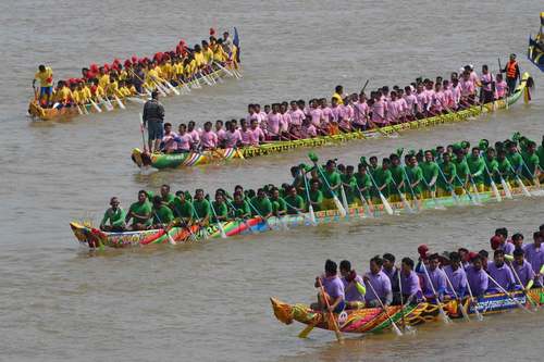 مسابقات سنتی قایقرانی در رودخانه‌ای در شهر 