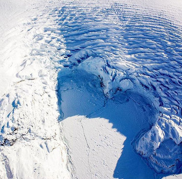 با این حال طبیعت ما را دوست دارد. یخچال طبیعی به شکل قلب در گرینلند