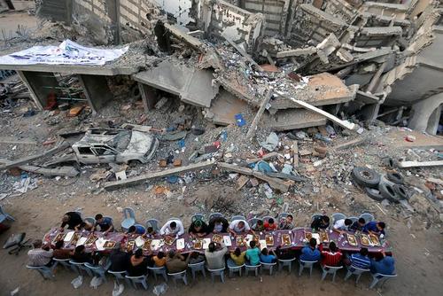 افطار دسته‌جمعی فلسطینی‌های ساکن غزه در کنار خانه‌های تخریب شده در جریان حملات هوایی اسراییل/ 18 می 2019