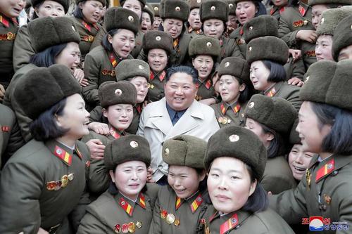 عکس یادگاری رهبر کره شمالی با زنان ارتشی /خبرگزاری رسمی کره شمالی