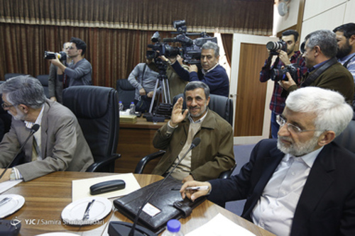حالت جلیلی و لبخند زدن احمدی نژاد به عکاسان