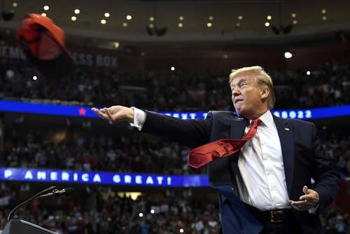 ترامپ در حال پرتاب کلاه به سمت حامیانش در جریان یک گردهمایی انتخاباتی در شهر 
