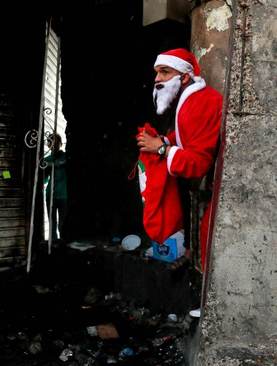 معترض عراقی در لباس بابانوئل در جریان اعتراضات ضددولتی در شهر بغداد/ آسوشیتدپرس