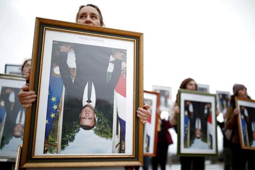 تظاهرات فعالان محیط زیست فرانسوی علیه تغییرات اقلیمی در مقابل برج ایفل در پاریس/ رویترز