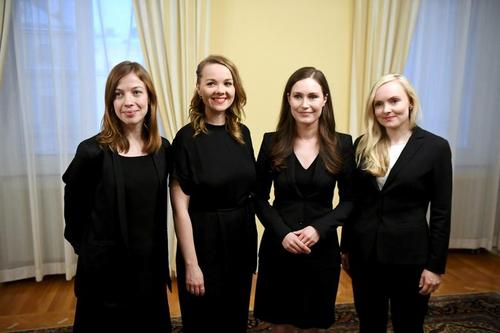 نخست وزیر جدید فنلاند (نفر دوم از سمت راست) به همراه 3 وزیر زن کابینه اش (وزرای کشور، آموزش و اقتصاد) در نخستین جلسه کابینه جدید فنلاند در هلسینکی/ رویترز