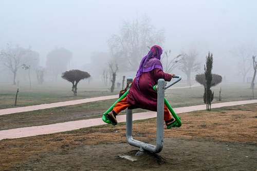 ورزش صبحگاهی در پارکی در سرینگر کشمیر/ خبرگزاری فرانسه
