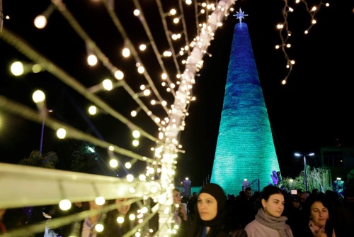 درخت کریسمسی ساخته شده از بطری خالی آب معدنی در لبنان/ خبرگزاری فرانسه