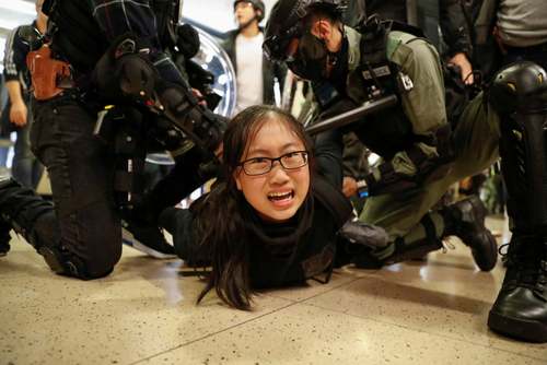 دستگیری یک زن در جریان تظاهرات اعتراضی در داخل یک مرکز خرید در هنگ کنگ/ رویترز
