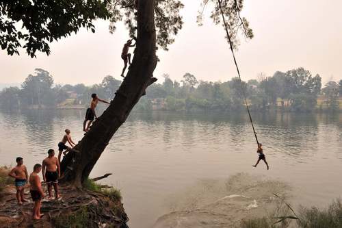 جوانان استرالیایی در حال تفریح در رودخانه 