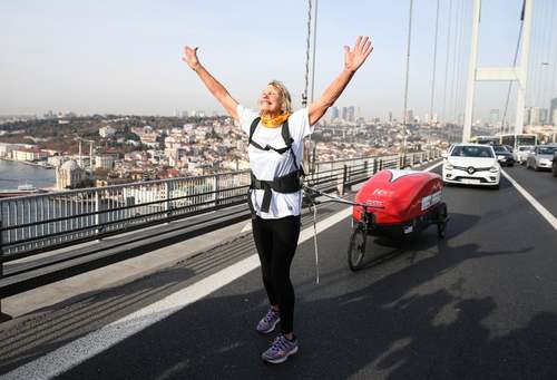 عبور زن بریتانیایی 73 ساله از روی پل بسفر در شهر استانبول. این زن بریتانیایی از 