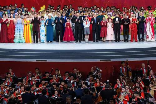 حضور رییس جمهوری چین در یک آواز گروهی در جزیره 