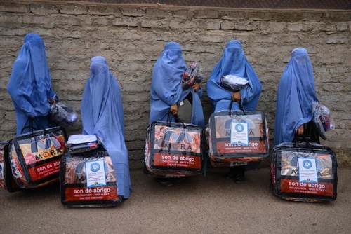 زنان افغانستانی از یک مرکز خیریه در شهر هرات بسته‌ کمکی دریافت کرده‌اند./ خبرگزاری فرانسه