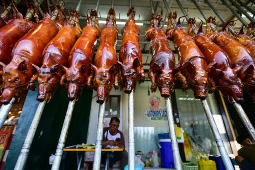 خوک‌های بریان شده در یک غذاخوری در شهر 