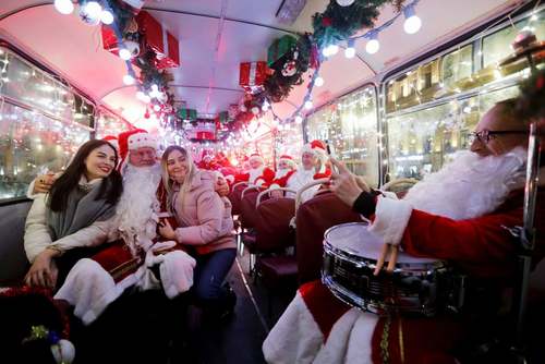 اجرای موسیقی زنده در لباس بابانوئل در اتوبوسی در شهر 