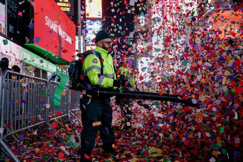 تمیز کردن میدان تایمز شهر نیویورک پس از برگزاری جشن آغاز سال نو/ رویترز