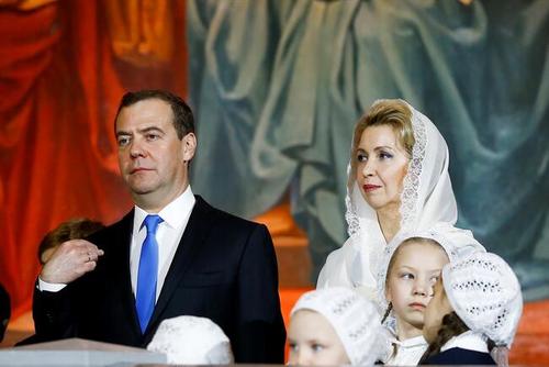 حضور نخست وزیر روسیه و همسرش در مراسم شب کریسمس (زادروز حضرت مسیح) در کلیسای مسیح منجی در شهر مسکو.مسیحیان 