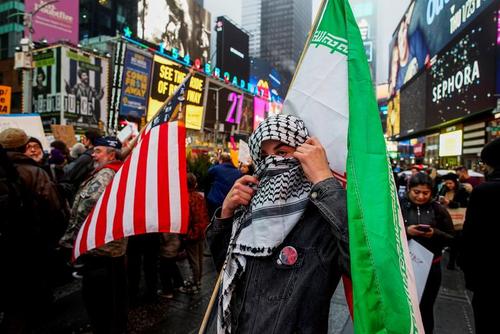 تظاهرات روز شنبه مخالفان جنگ در میدان تایمز شهر نیویورک آمریکا در محکومیت ترور سردار سلیمانی و تنش افروزی جدید دولت ترامپ در منطقه خاورمیانه/ رویترز