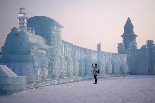 یک قطار یخی در نمایشگاه سالانه سازه‌های برفی و یخی در هاربین چین/ رویترز