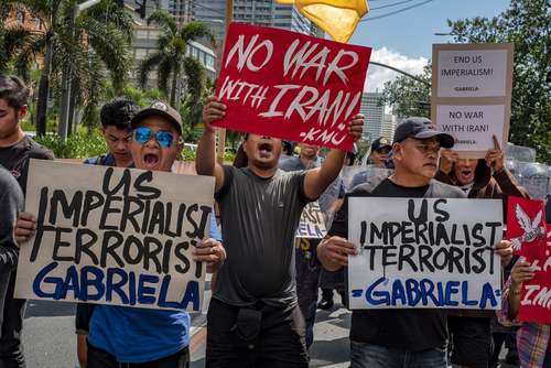 اعتراض فیلیپینی‌ها در مقابل سفارت آمریکا در مانیل به اقدام دولت آمریکا در ترور سردار قاسم سلیمانی و جنگ طلبی واشنگتن علیه ایران/ گتی ایمجز