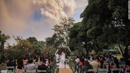 برگزاری مراسم ازدواج در 10 مایلی آتشفشان در حال فوران 