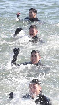 سربازان نیروی دریای کره جنوبی در حال تمرینات ورزشی در دریا/ EPA