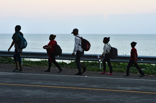پناهجویان هندوراسی در راه عزیمت به مرز ایالات متحده آمریکا/ خبرگزاری فرانسه