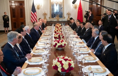 جلسه ناهار کاری ترامپ و معاون رییس جمهوری چین در کاخ سفید برای امضای توافقنامه تجاری بین دو کشور/ خبرگزاری فرانسه
